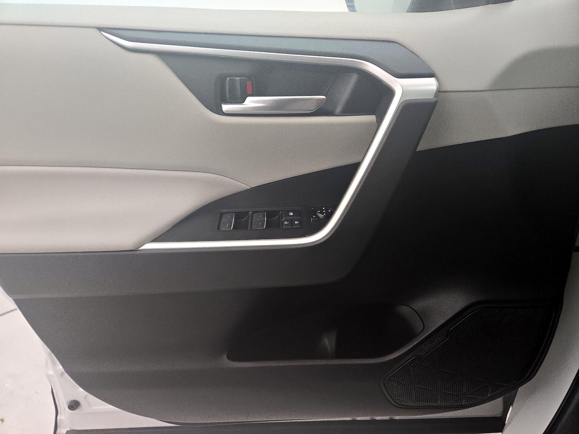 Thumbnail: 2022 Toyota RAV4 - 12