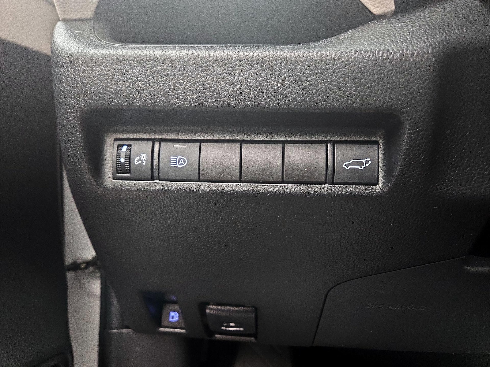 2022 Toyota RAV4 XLE - Photo 14