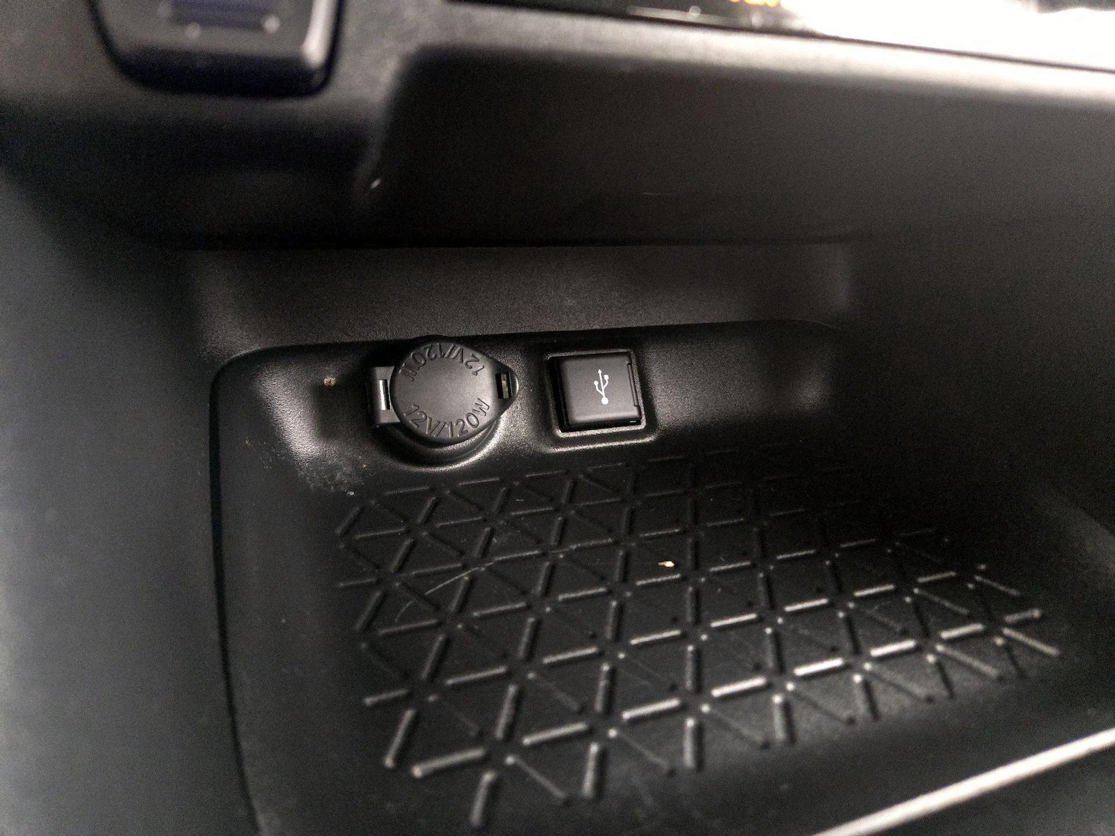2022 Toyota RAV4 XLE - Photo 19