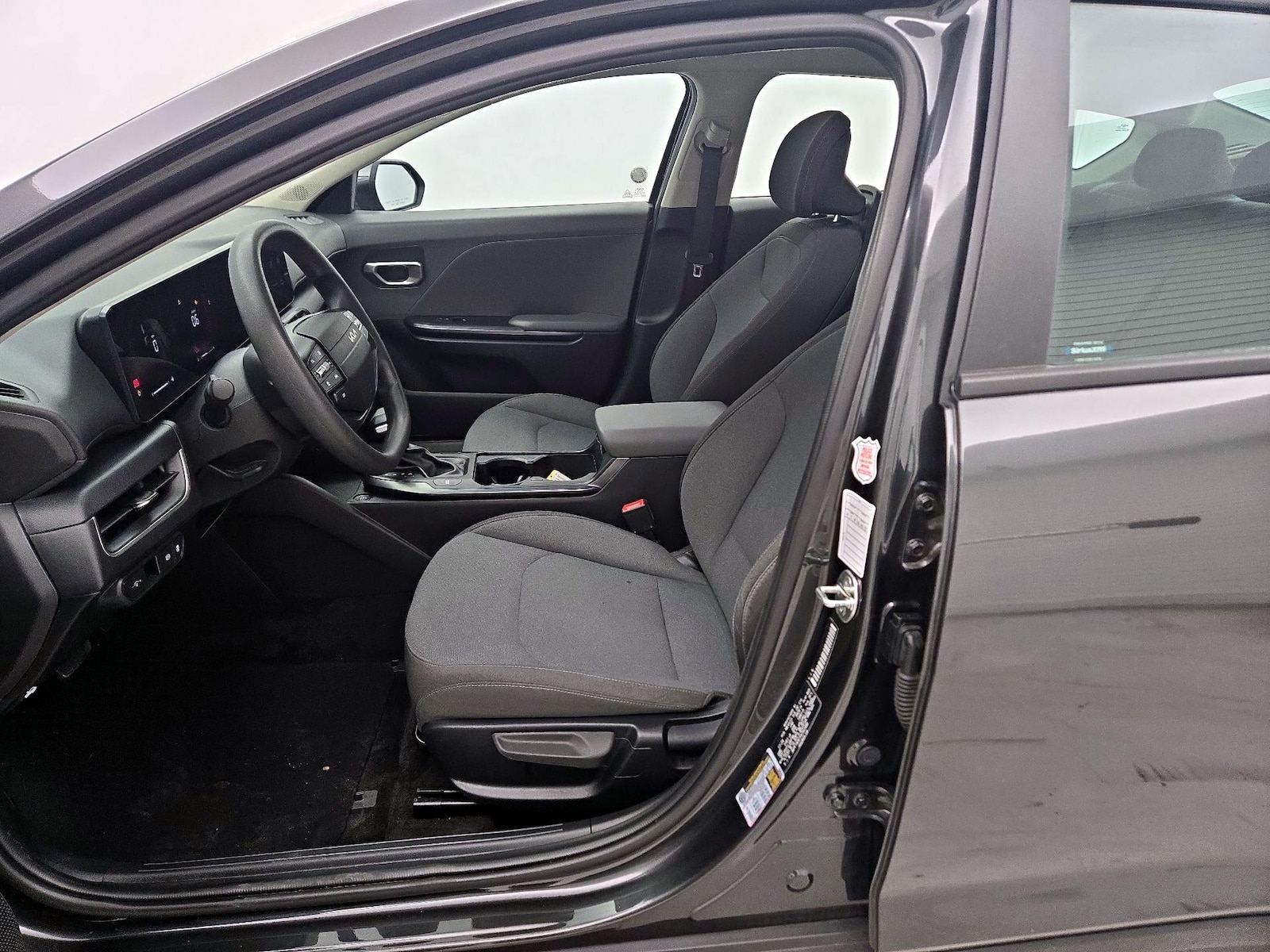 2025 Kia K4 LXS - Photo 12