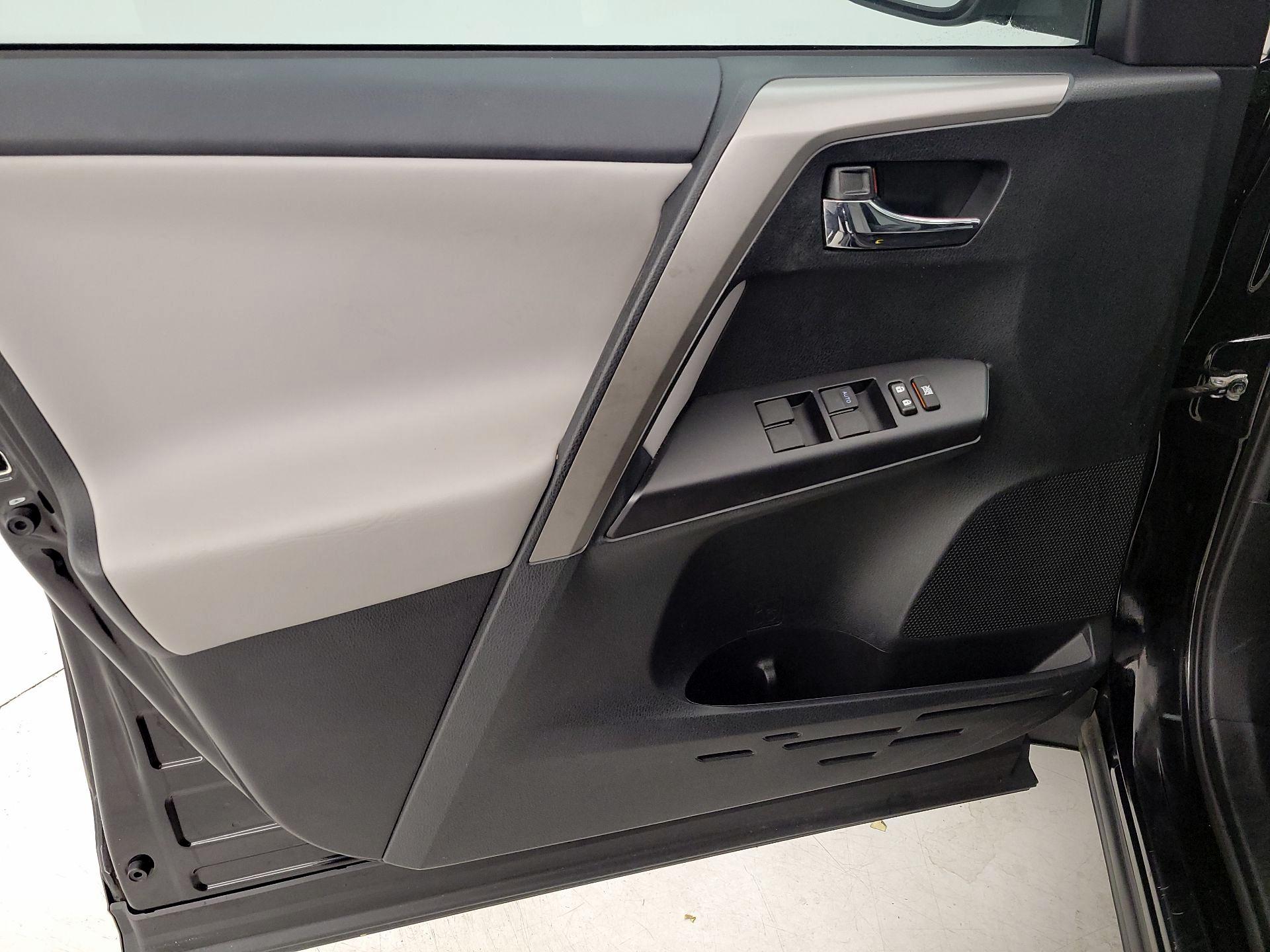 Thumbnail: 2018 Toyota RAV4 - 12