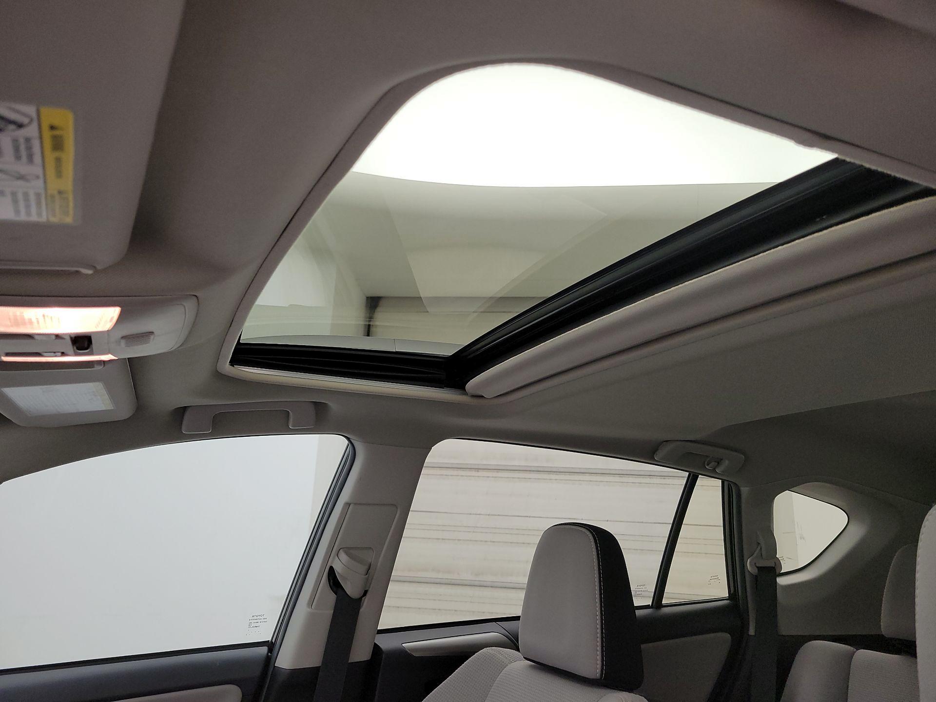 Thumbnail: 2018 Toyota RAV4 - 18