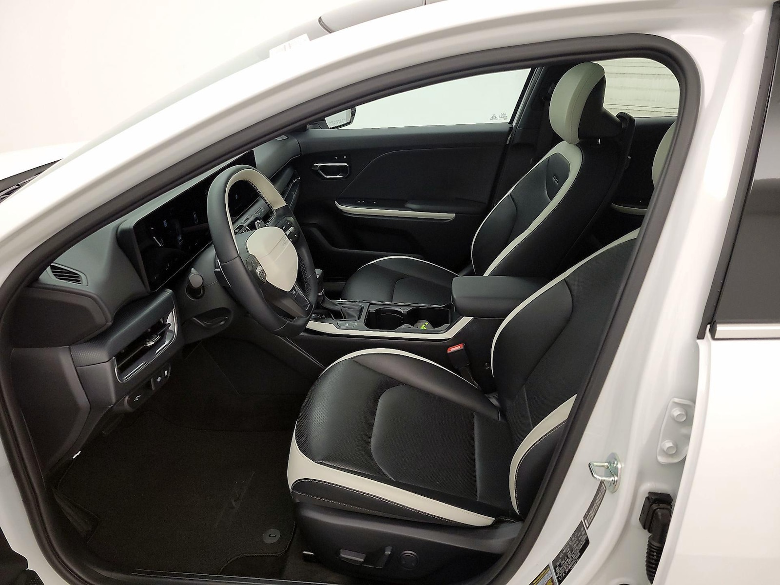 2025 Kia K4 GT-Line - Photo 12