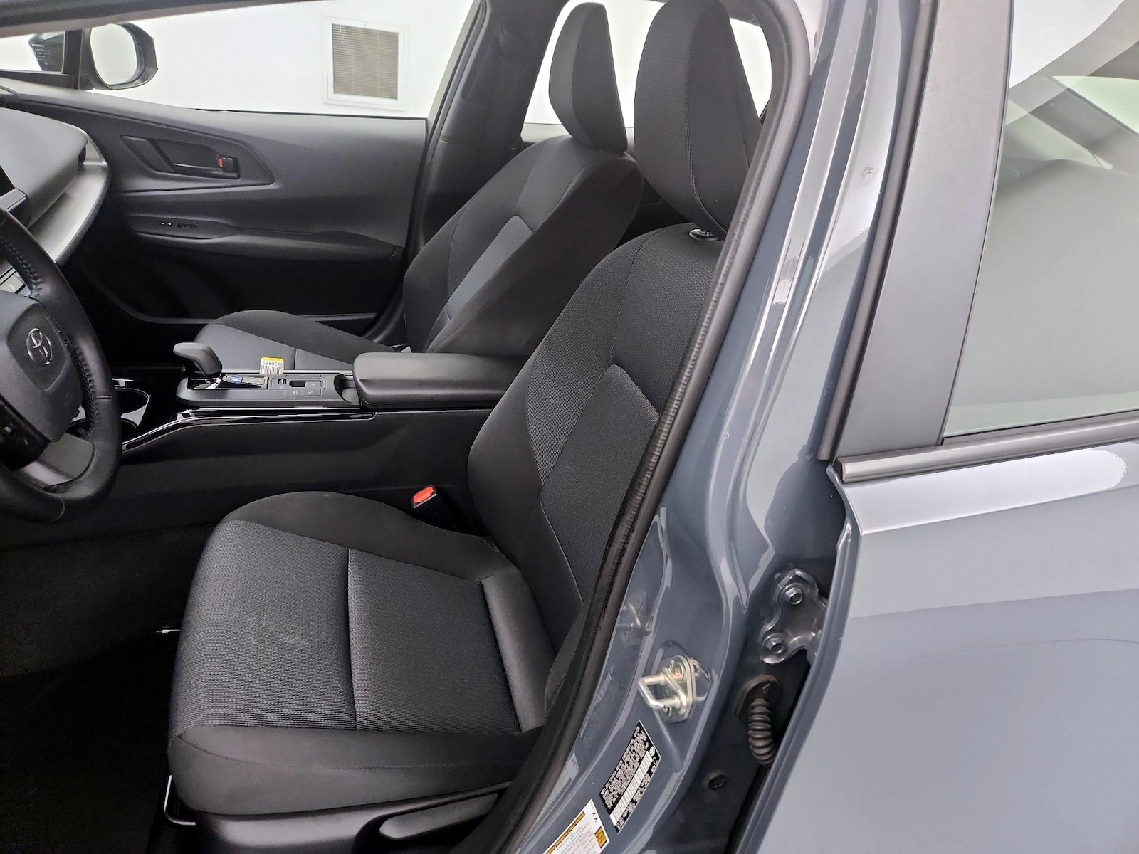 2025 Toyota Prius LE - Photo 12