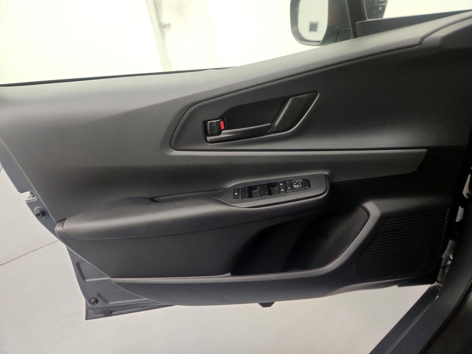 2025 Toyota Prius LE - Photo 13