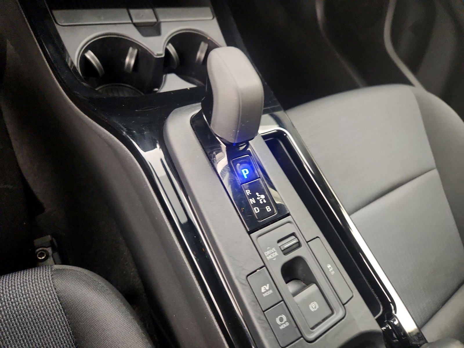 2025 Toyota Prius LE - Photo 18