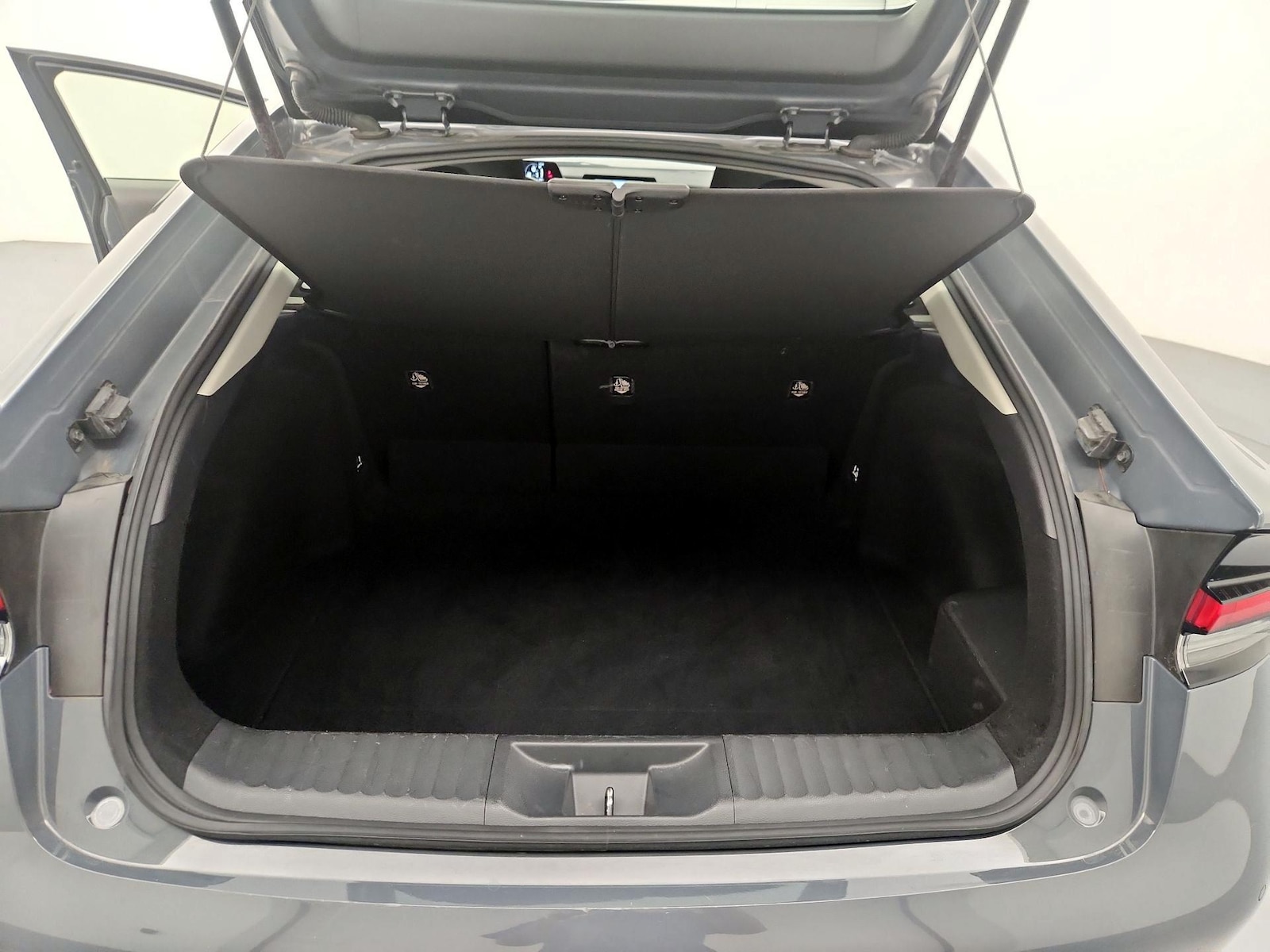 2025 Toyota Prius LE - Photo 21