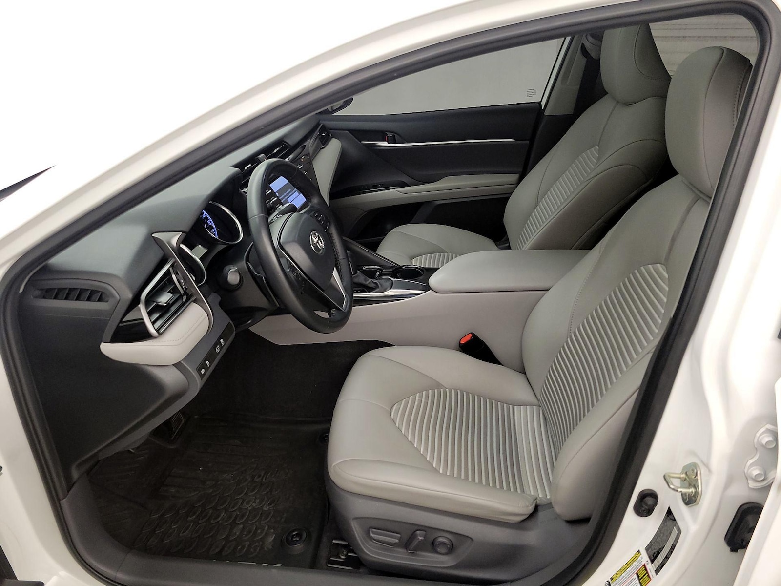 2020 Toyota Camry SE - Photo 12
