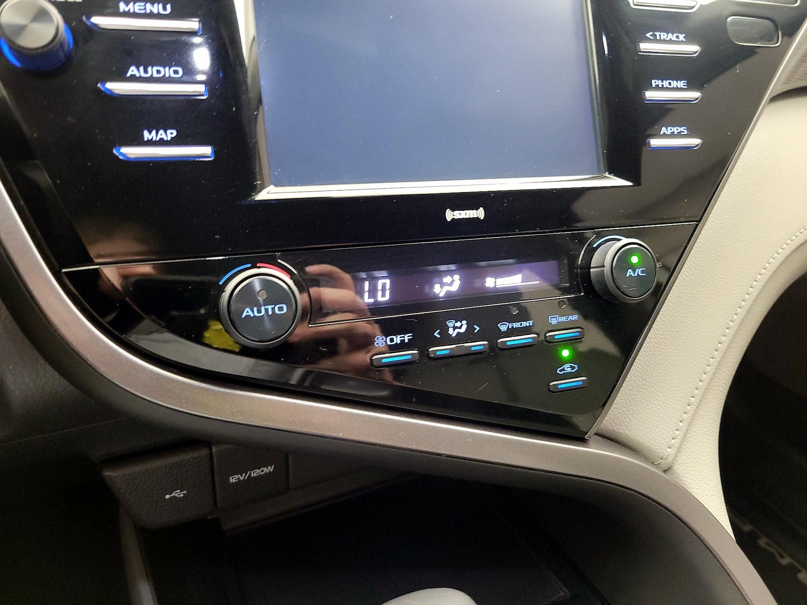 2020 Toyota Camry SE - Photo 17
