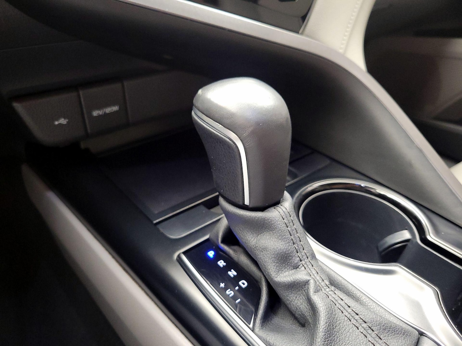 2020 Toyota Camry SE - Photo 18