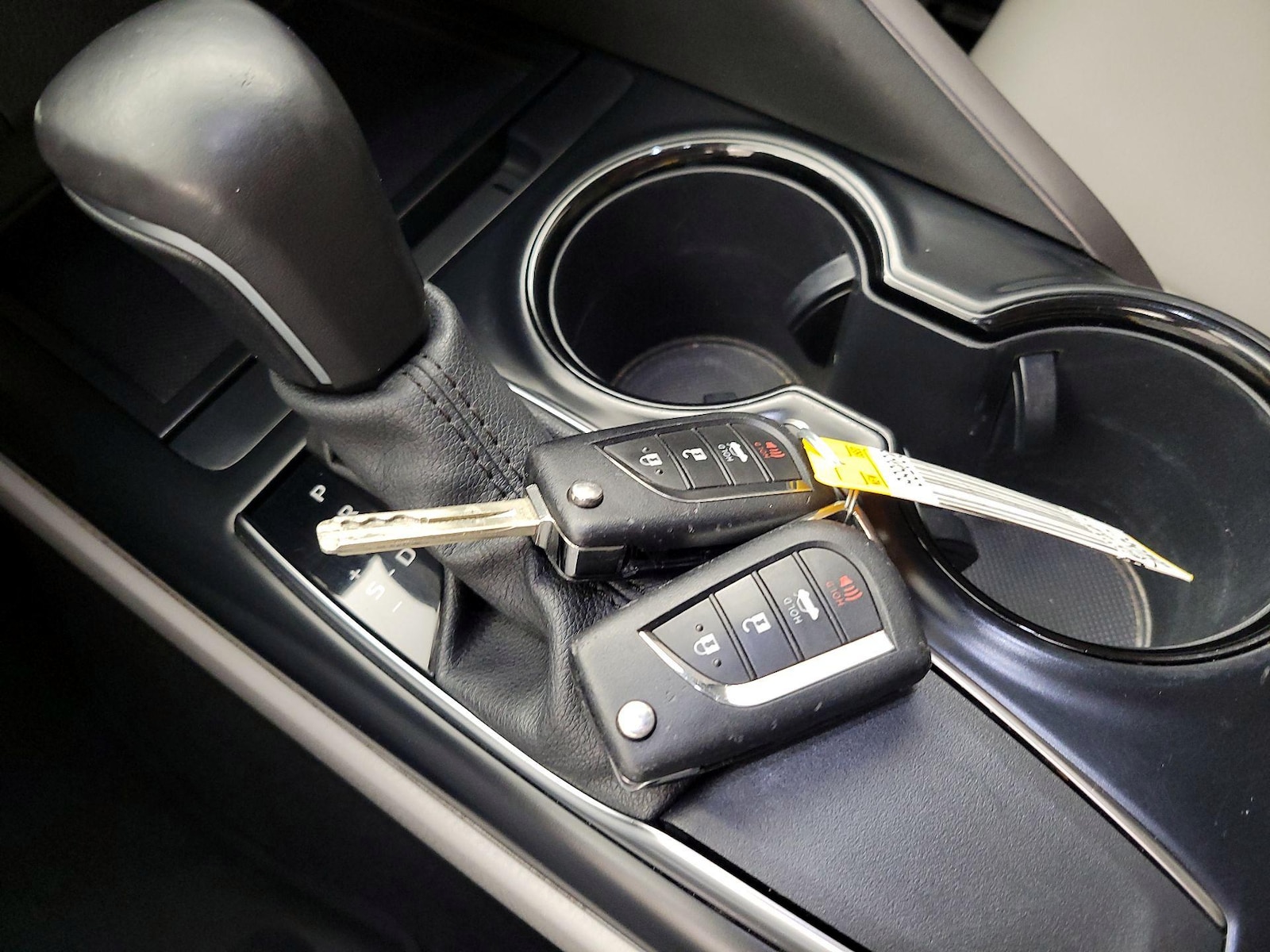 2020 Toyota Camry SE - Photo 23