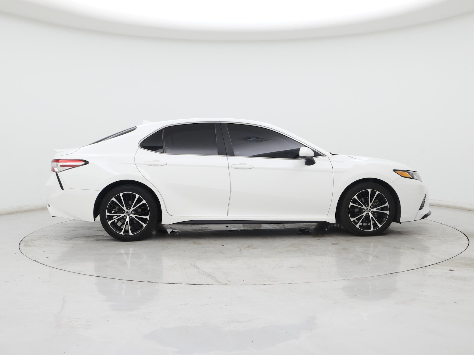 2020 Toyota Camry SE - Photo 8