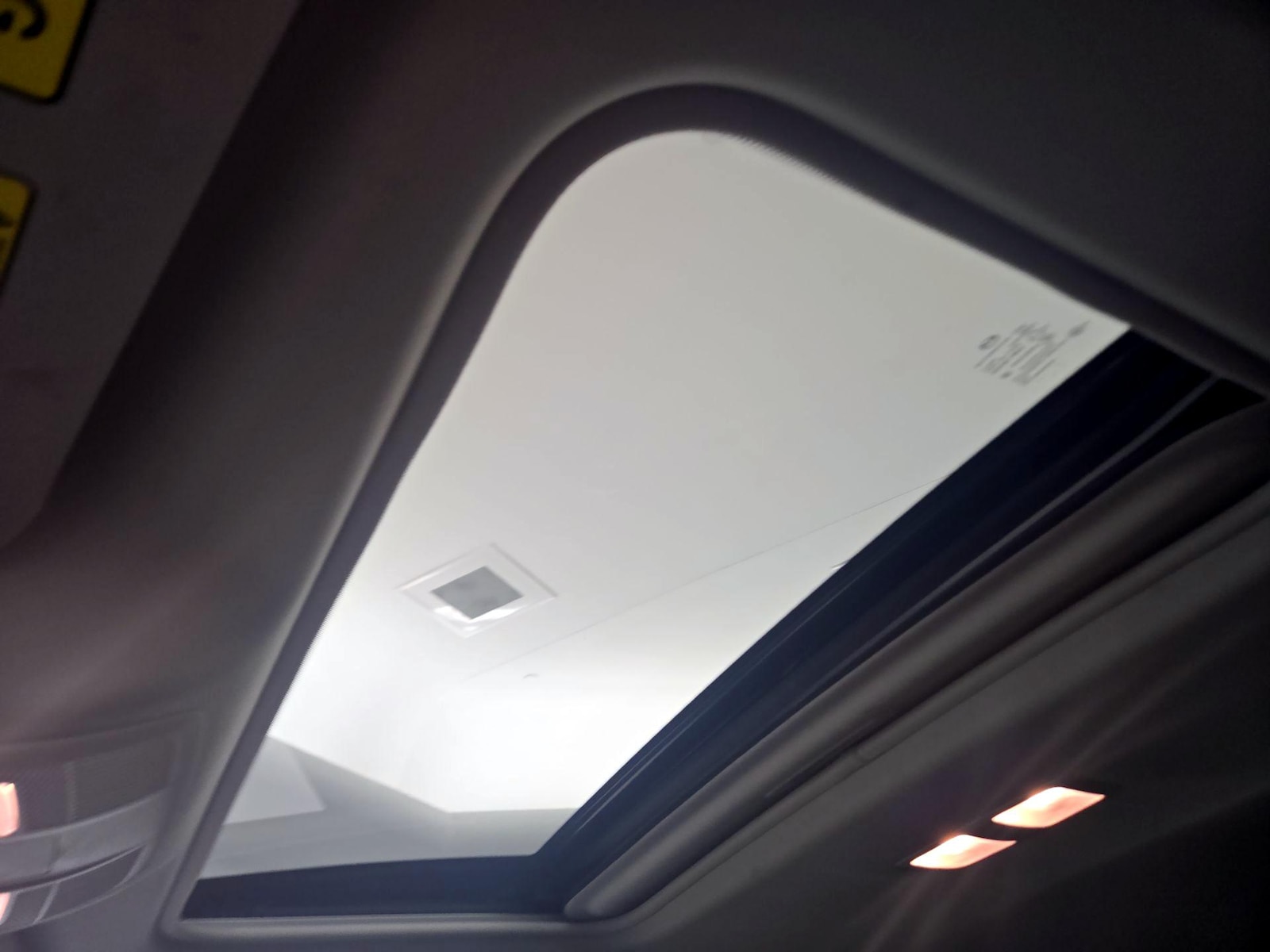 Sunroof(s) & Overhead Airbags