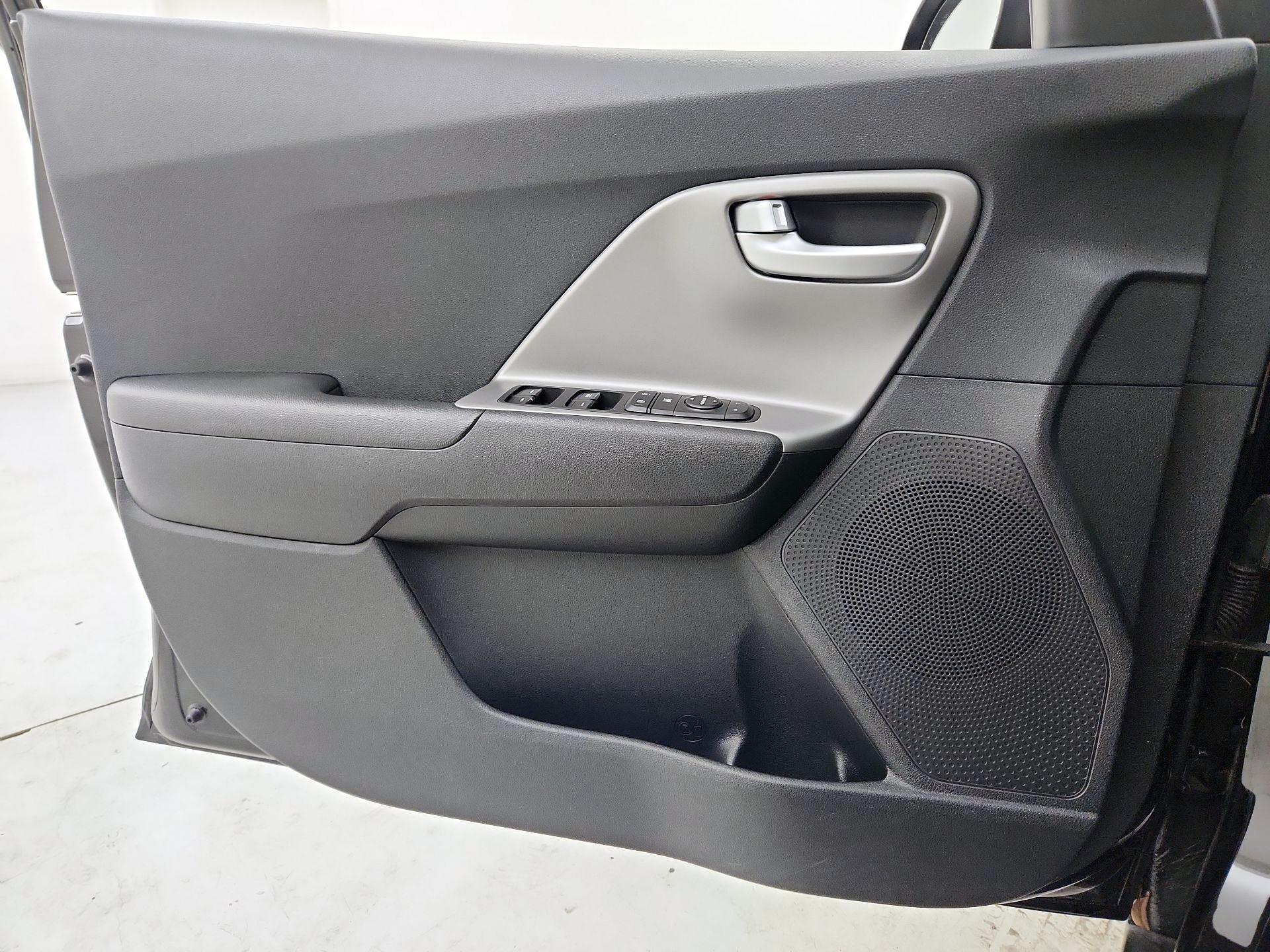 Thumbnail: 2018 Kia Niro - 12