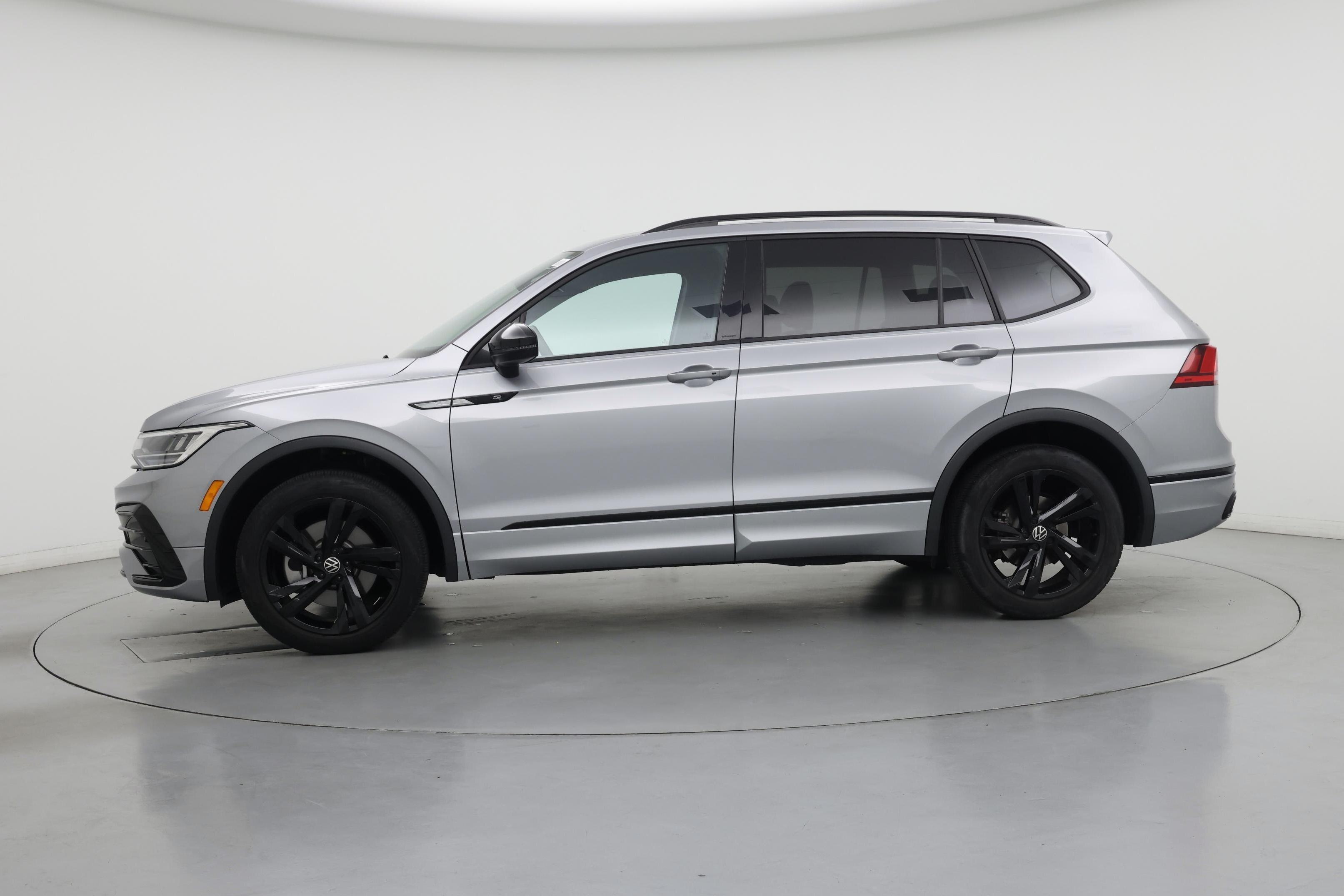 Thumbnail: 2023 Volkswagen Tiguan - 3
