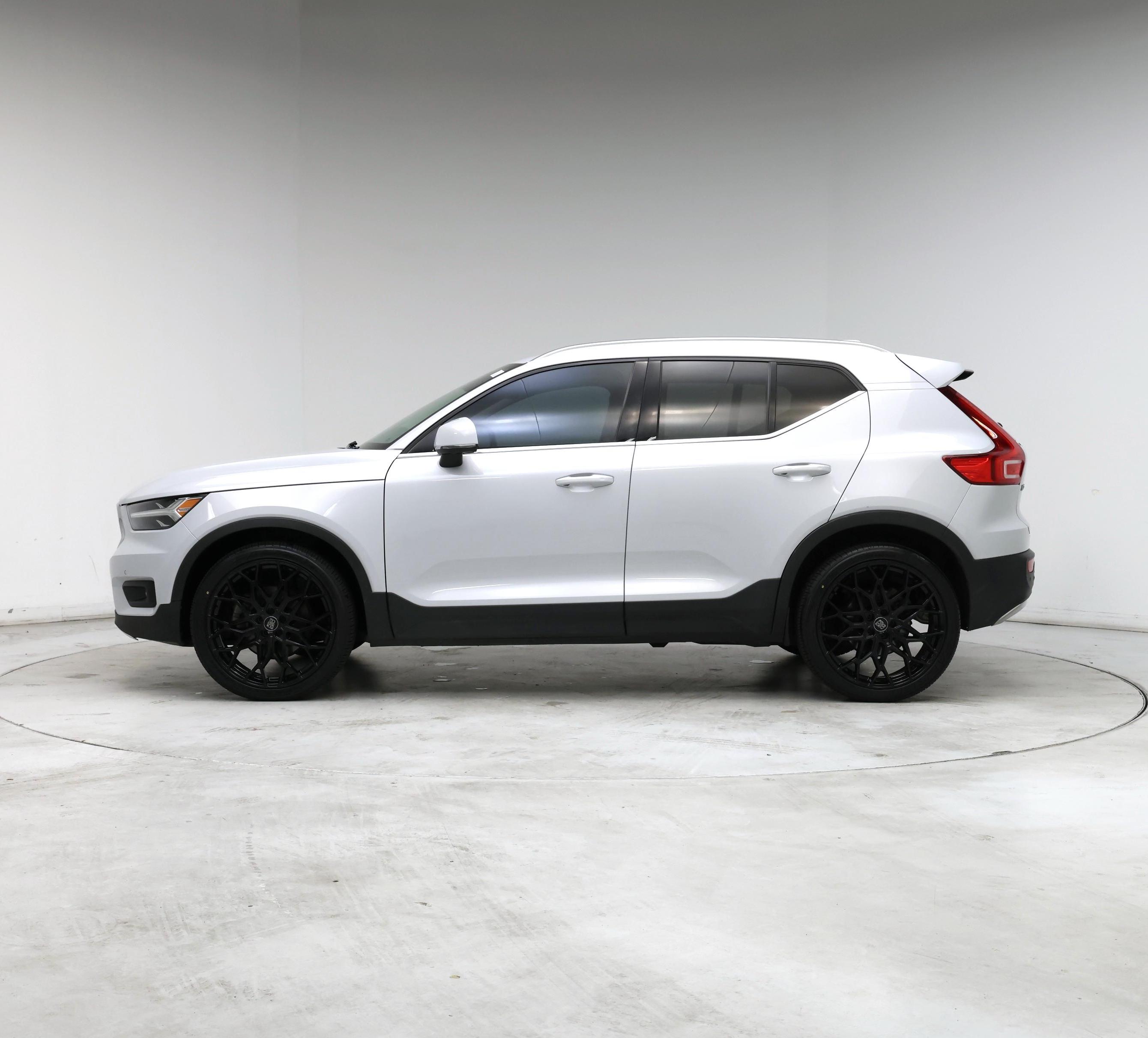 Thumbnail: 2022 Volvo XC40 - 3