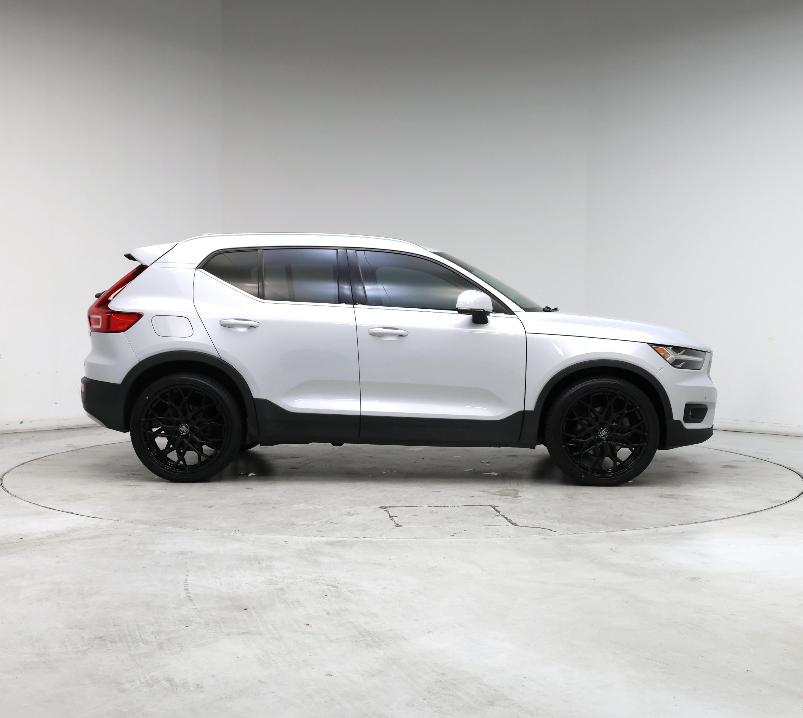 Thumbnail: 2022 Volvo XC40 - 7