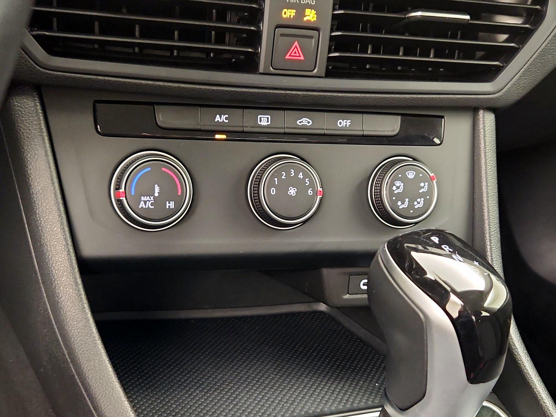 Thumbnail: 2024 Volkswagen Jetta - 16
