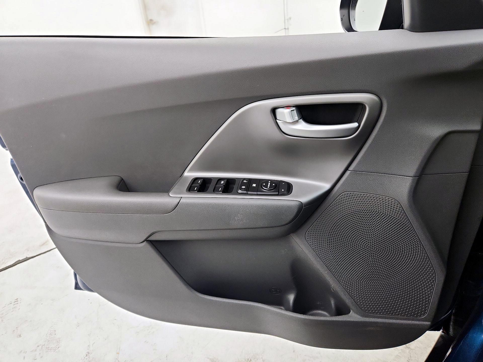 Thumbnail: 2020 Kia Niro - 12