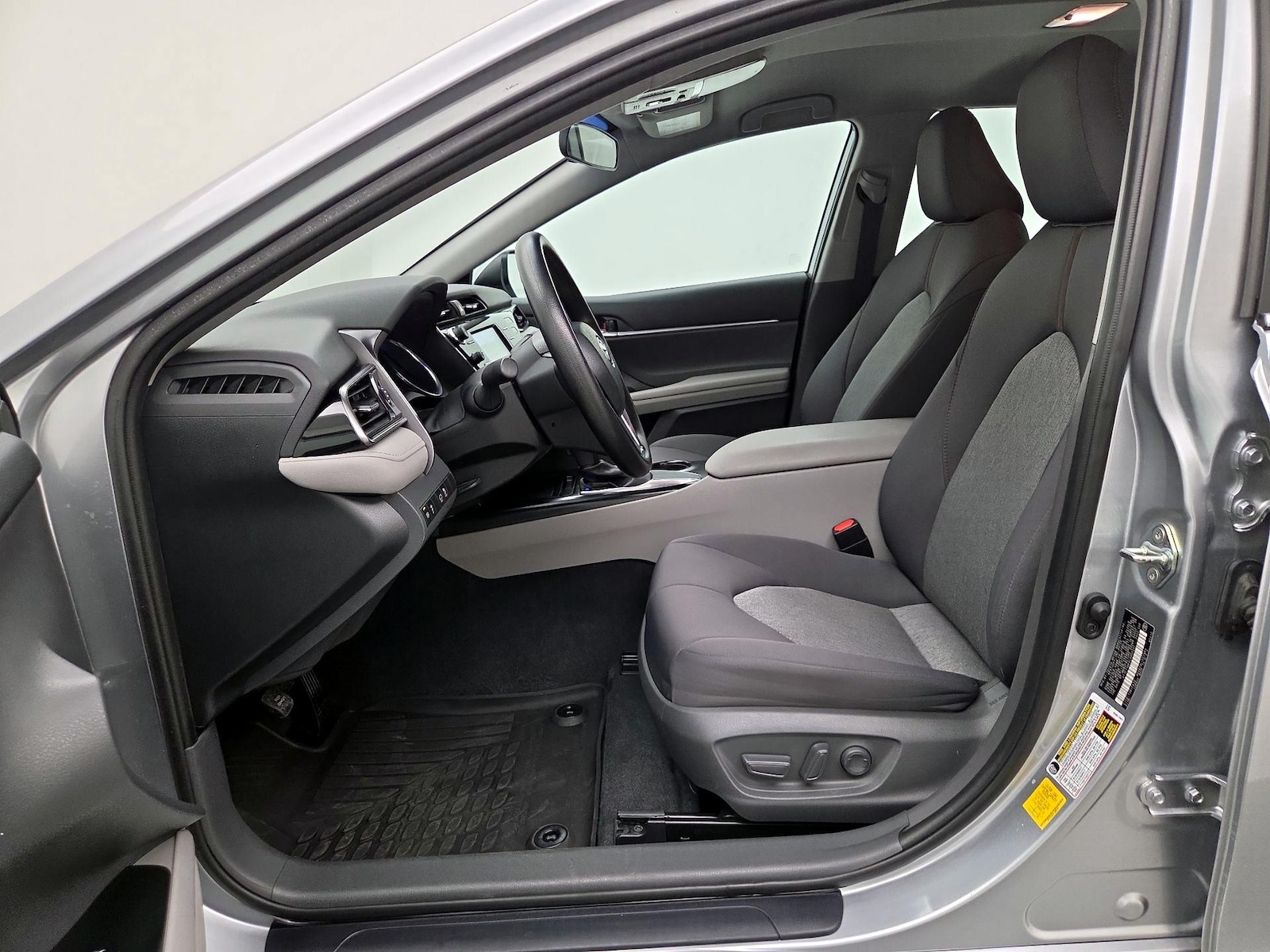 2020 Toyota Camry LE - Photo 12