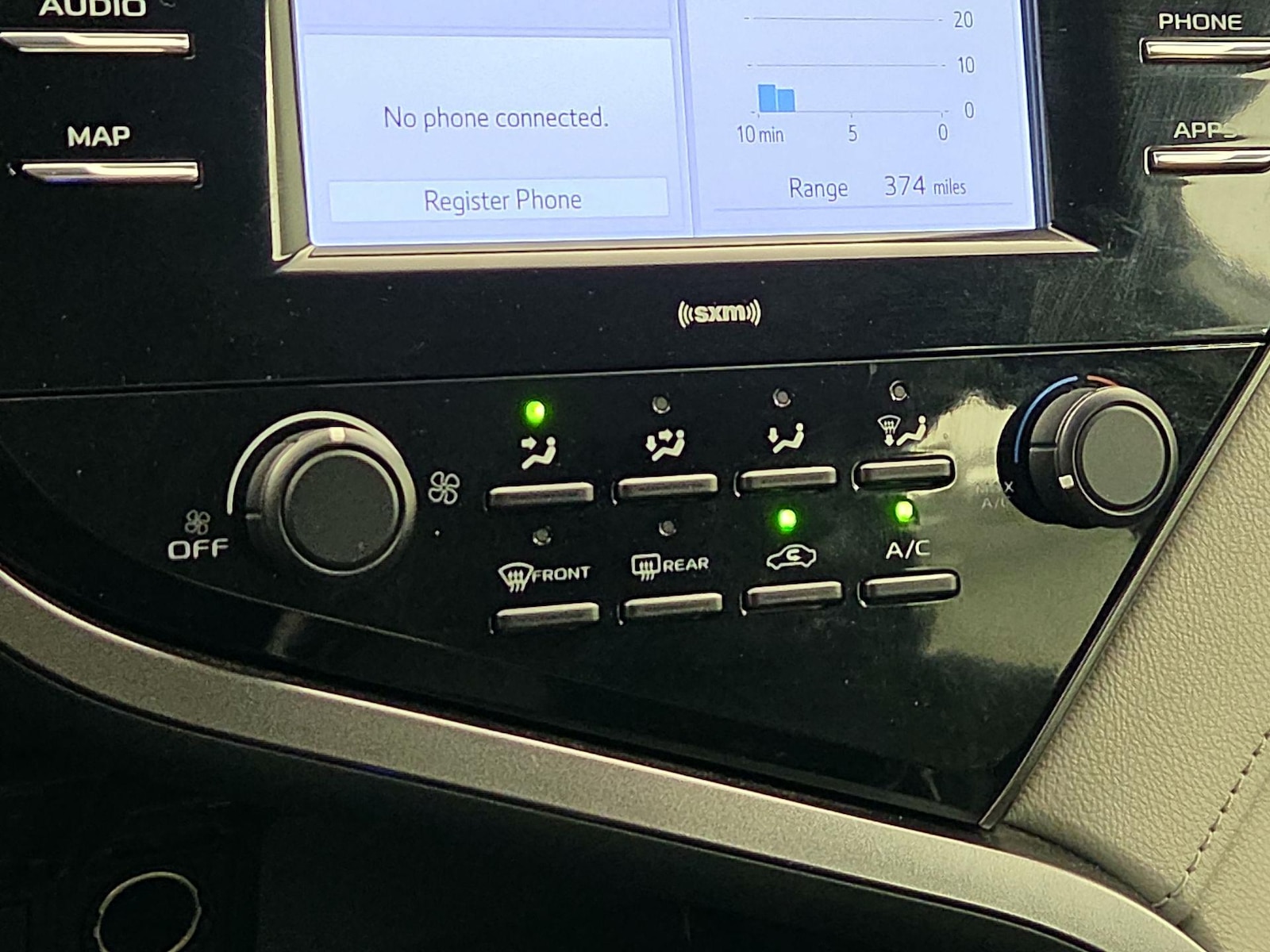 2020 Toyota Camry LE - Photo 18
