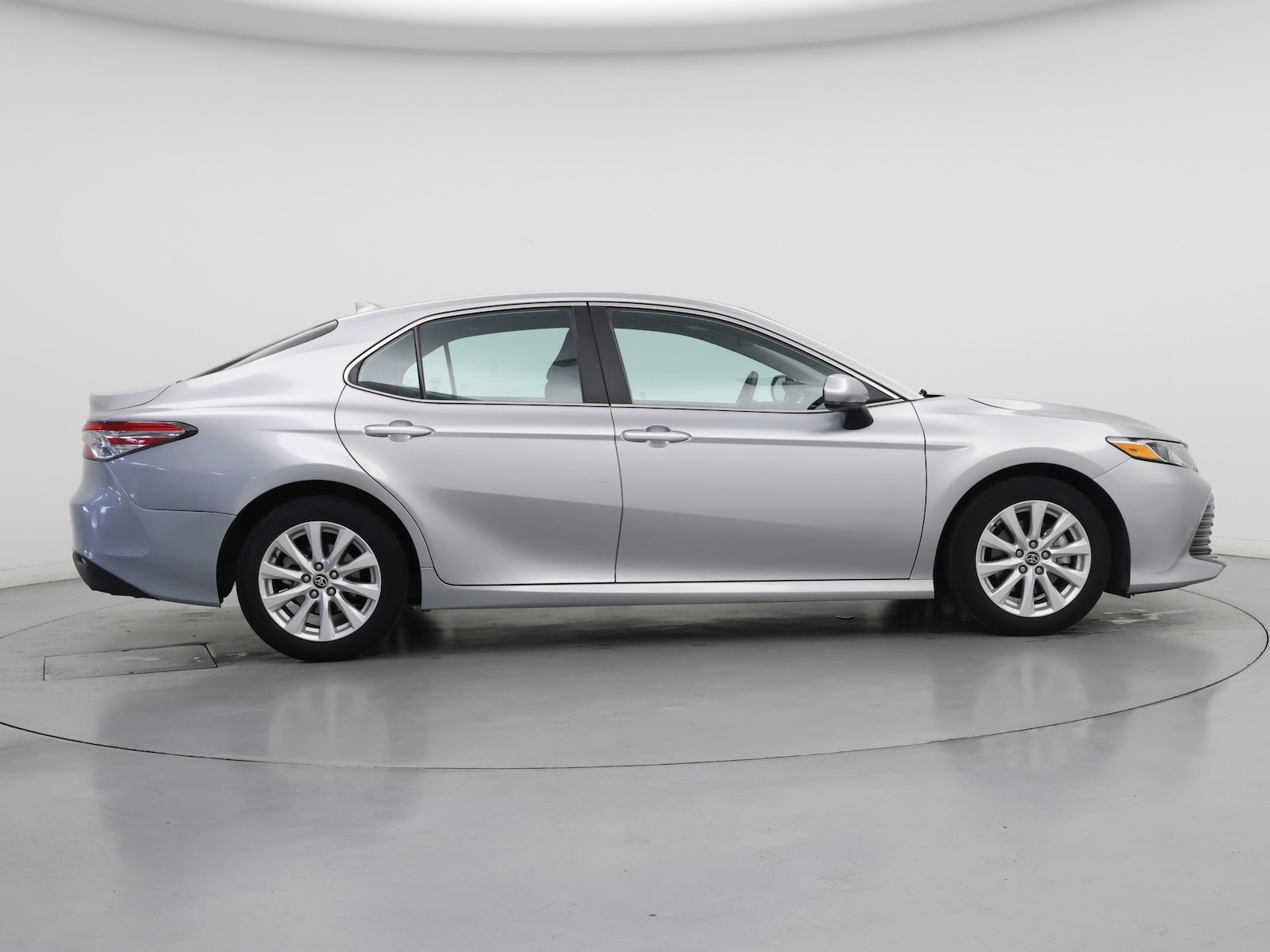 2020 Toyota Camry LE - Photo 8