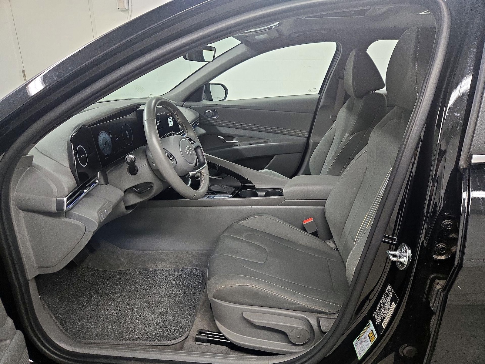 2025 Hyundai Elantra SEL - Photo 12