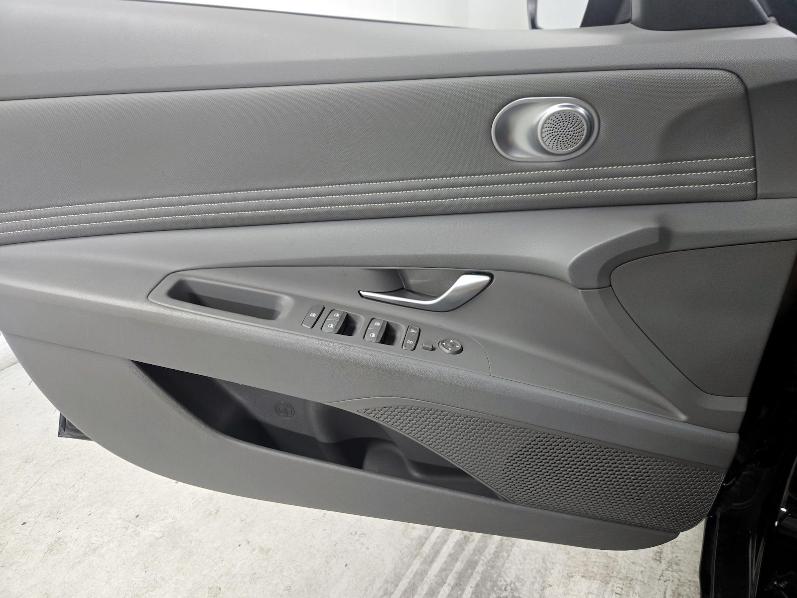 2025 Hyundai Elantra SEL - Photo 13