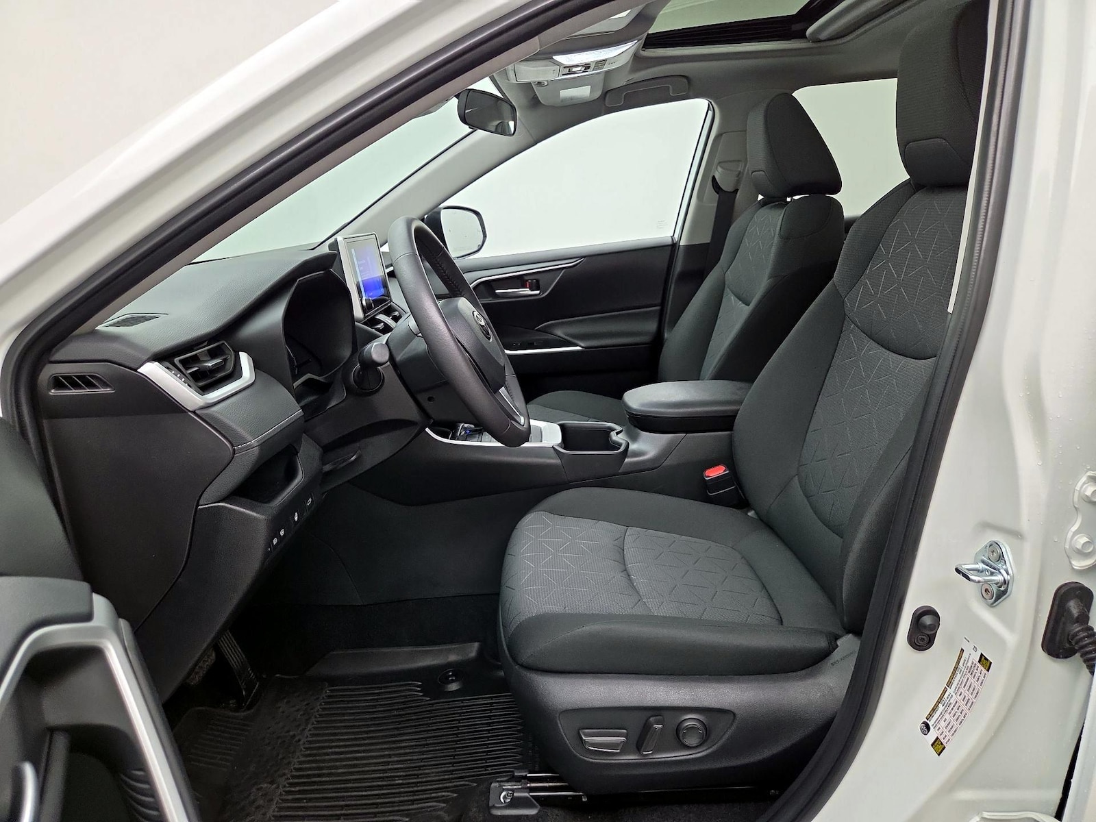 2025 Toyota RAV4 XLE - Photo 12