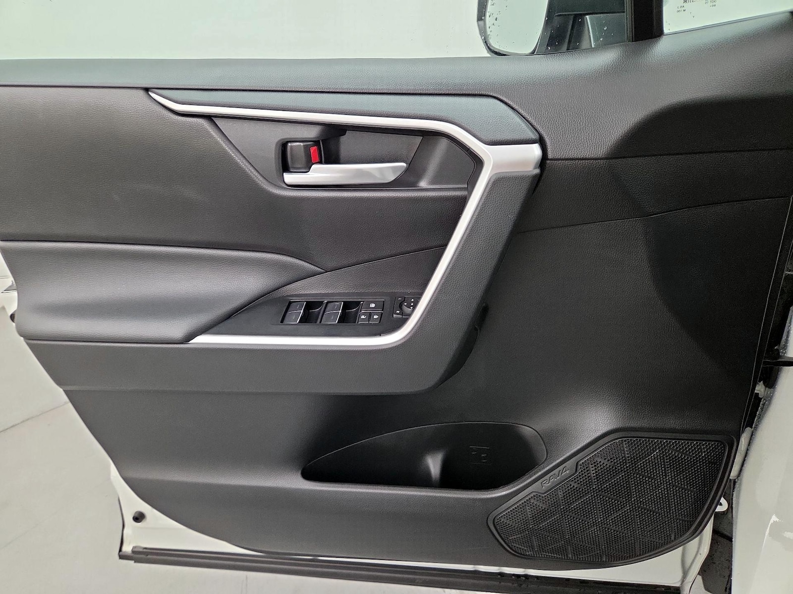 2025 Toyota RAV4 XLE - Photo 13