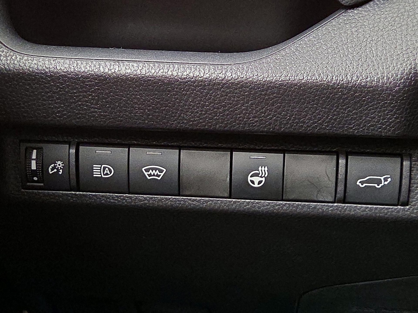 2025 Toyota RAV4 XLE - Photo 14