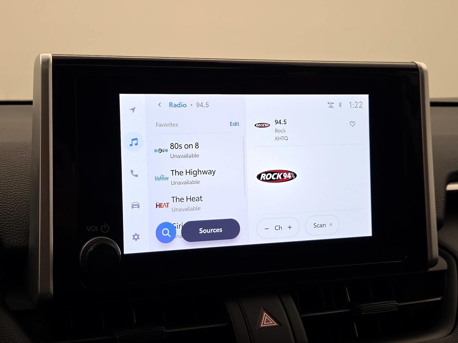 2025 Toyota RAV4 XLE - Photo 17