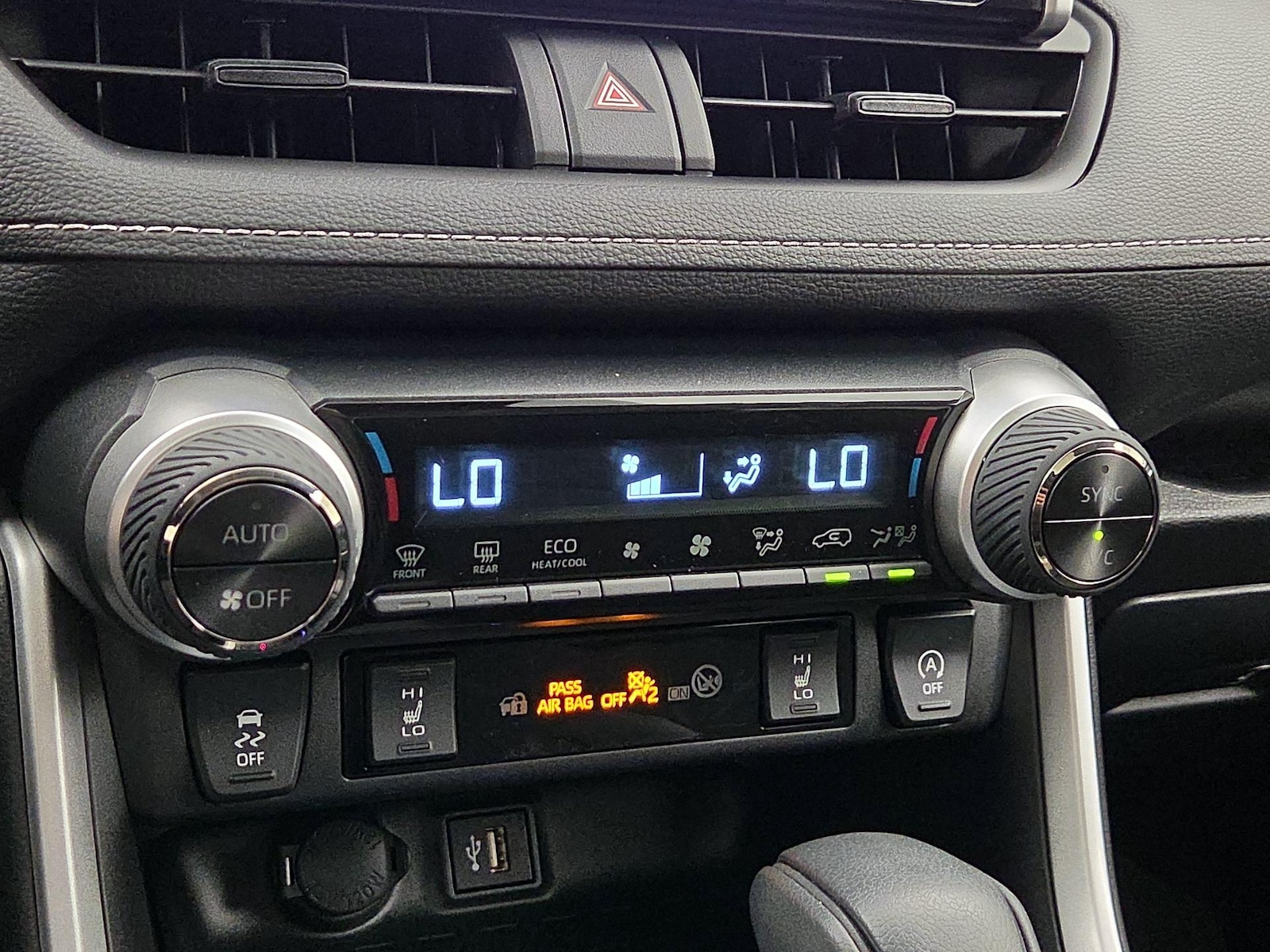 2025 Toyota RAV4 XLE - Photo 18