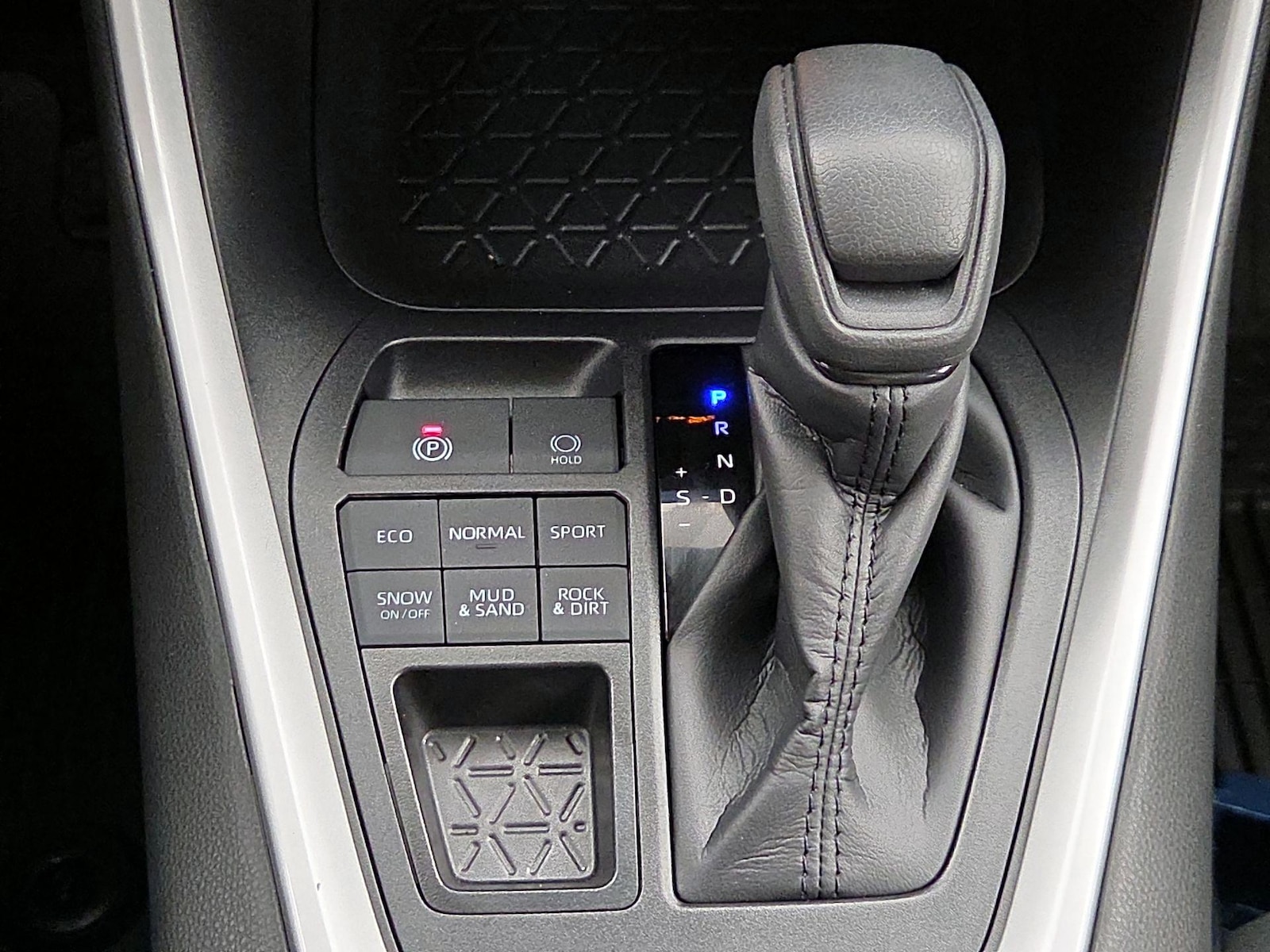 2025 Toyota RAV4 XLE - Photo 19