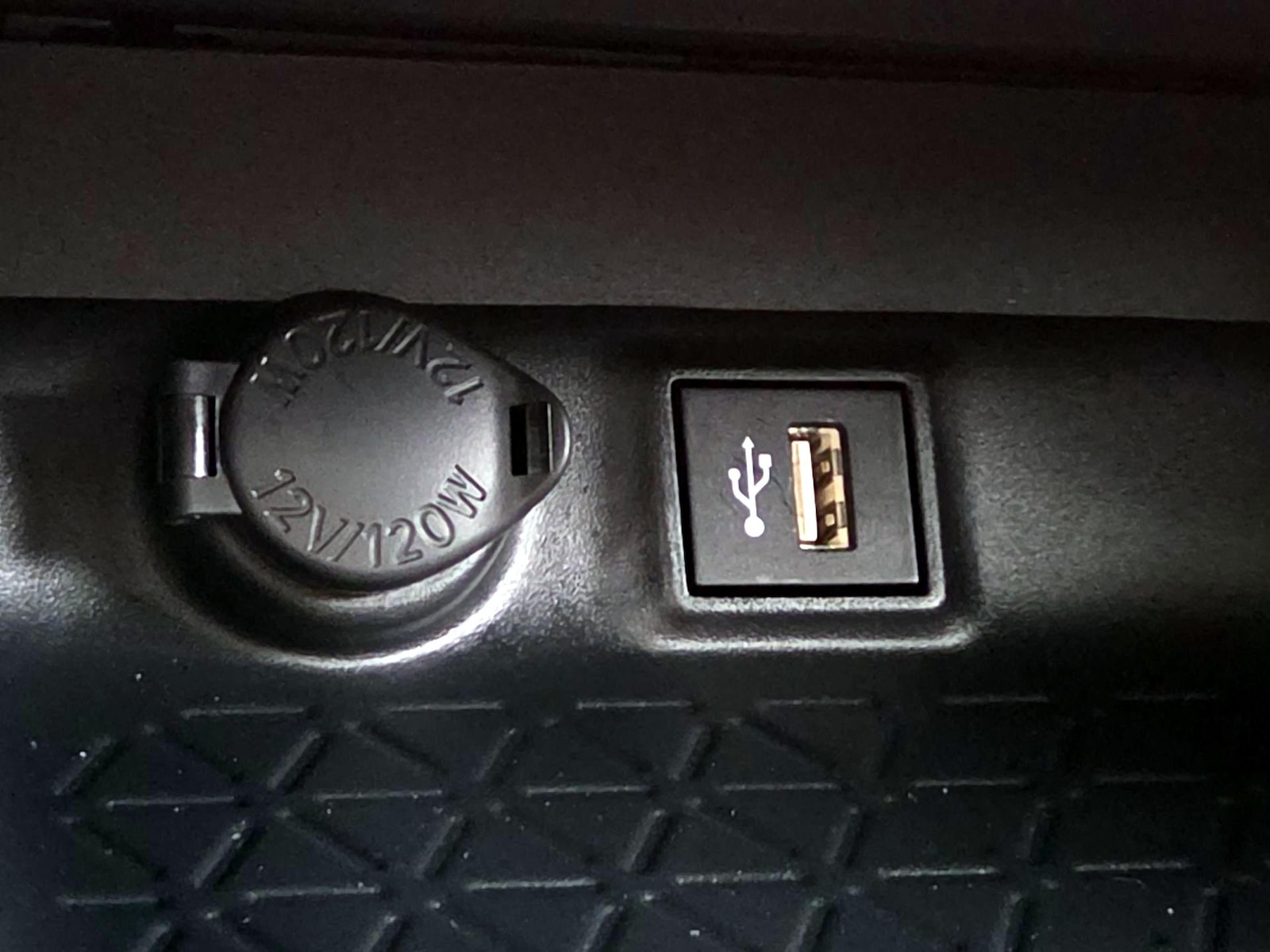 2025 Toyota RAV4 XLE - Photo 20