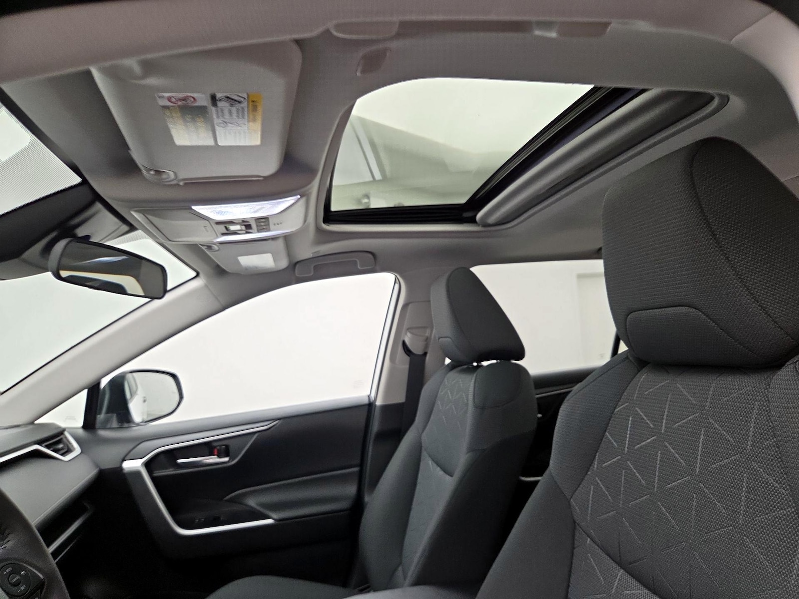 2025 Toyota RAV4 XLE - Photo 21