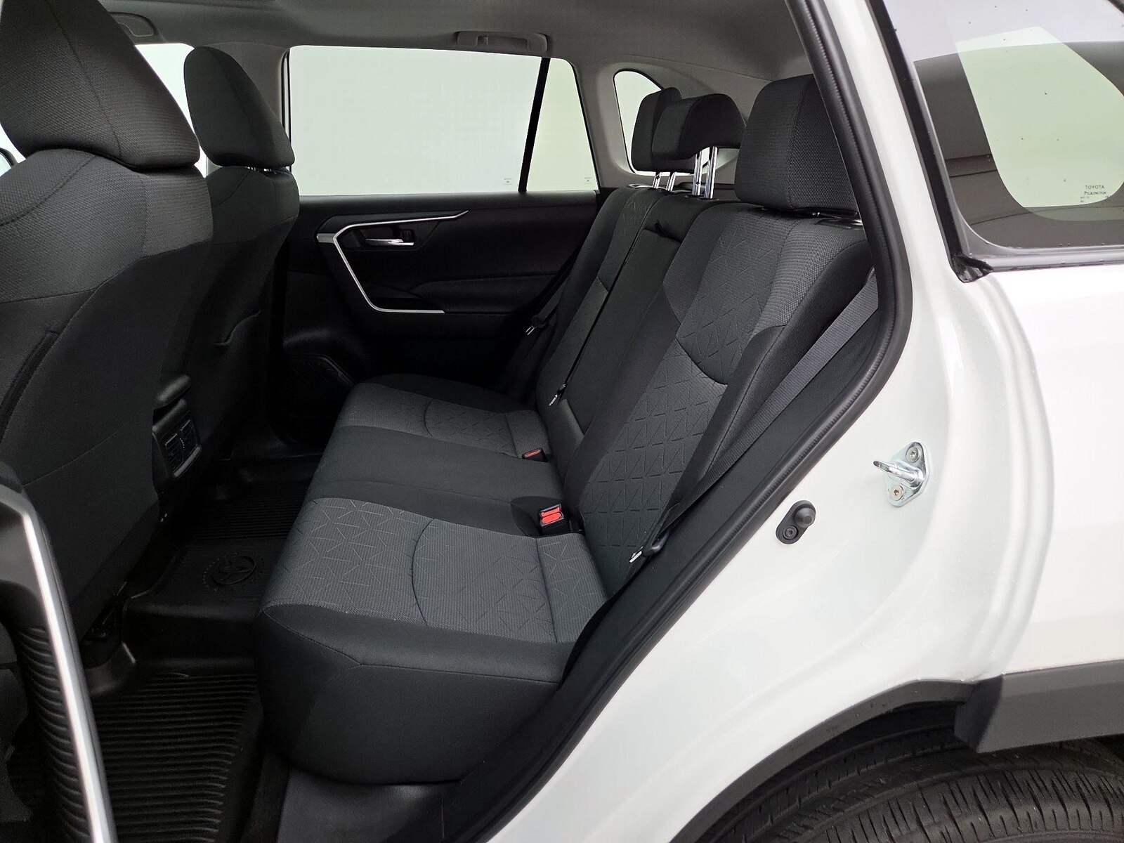 2025 Toyota RAV4 XLE - Photo 22