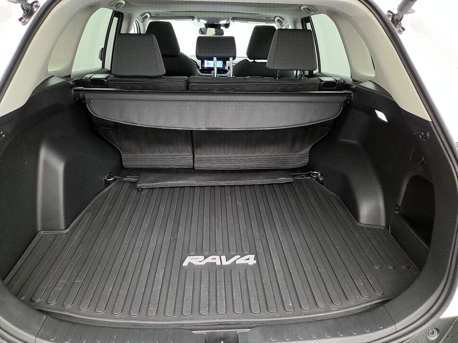 2025 Toyota RAV4 XLE - Photo 23
