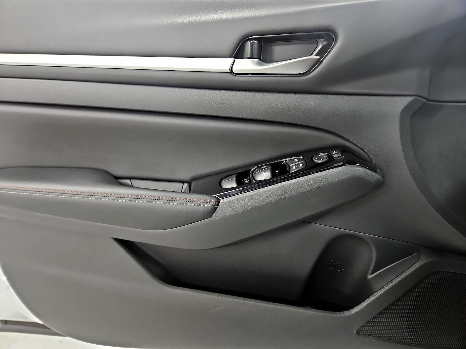 2025 Nissan Altima SR - Photo 13