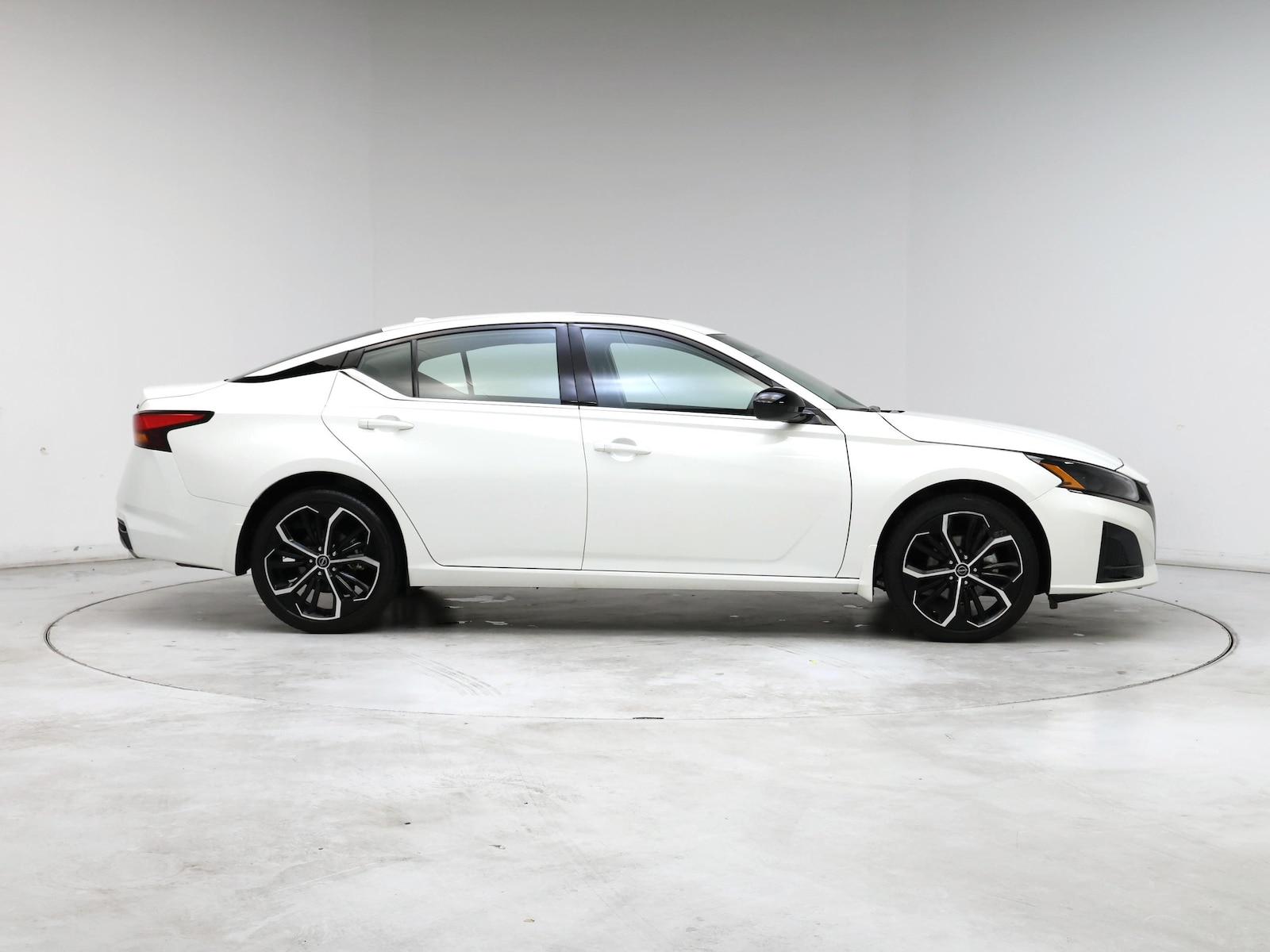 2025 Nissan Altima SR - Photo 8