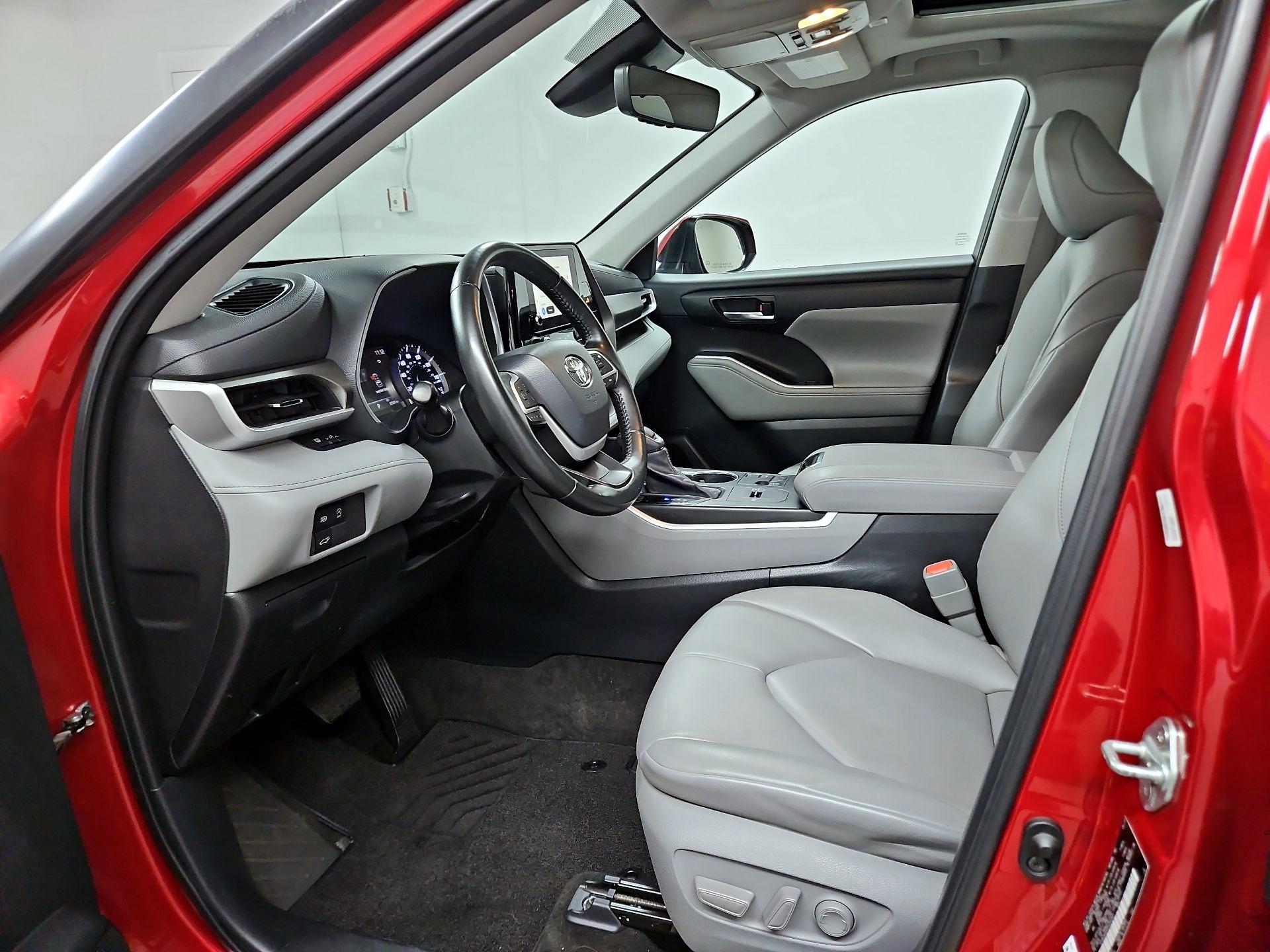 Thumbnail: 2023 Toyota Highlander - 11