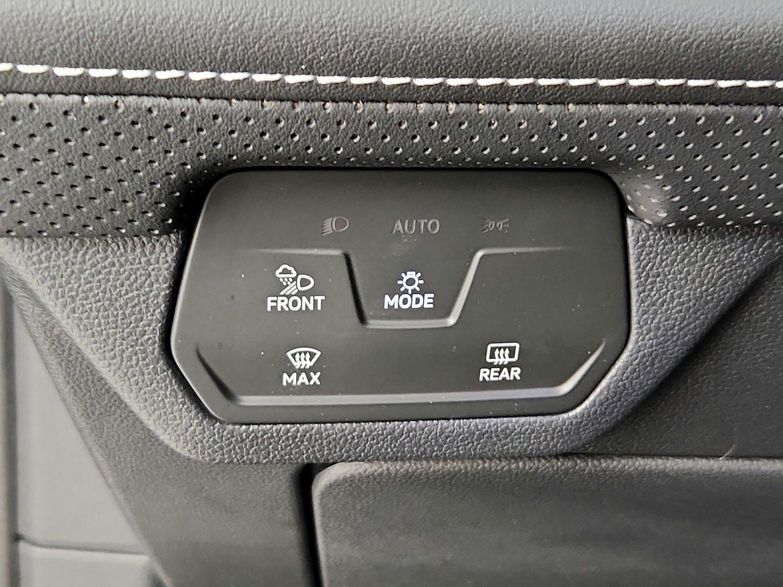 2024 Volkswagen Atlas Cross Sport SE w/Tech - Photo 14