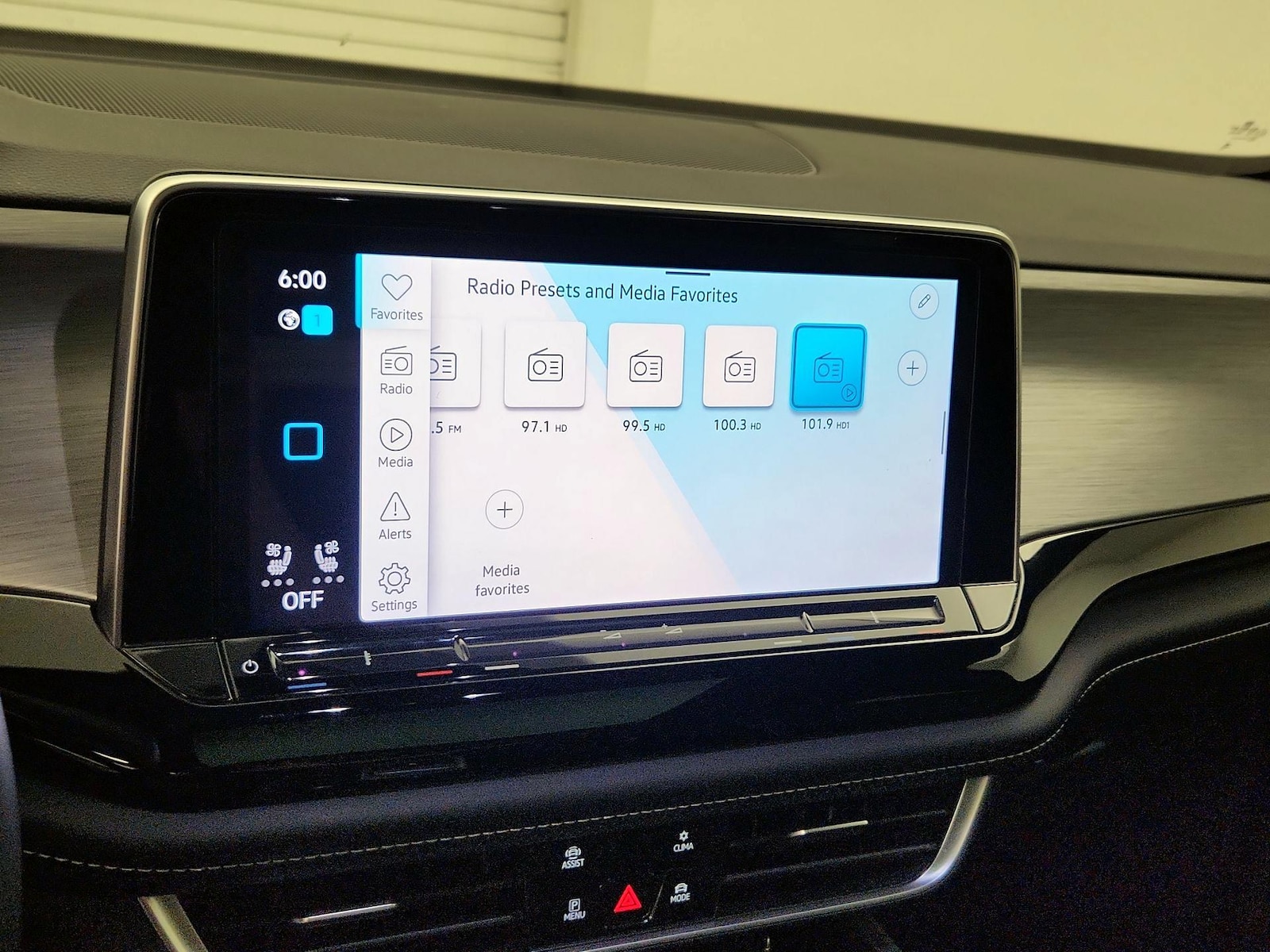 2024 Volkswagen Atlas Cross Sport SE w/Tech - Photo 16
