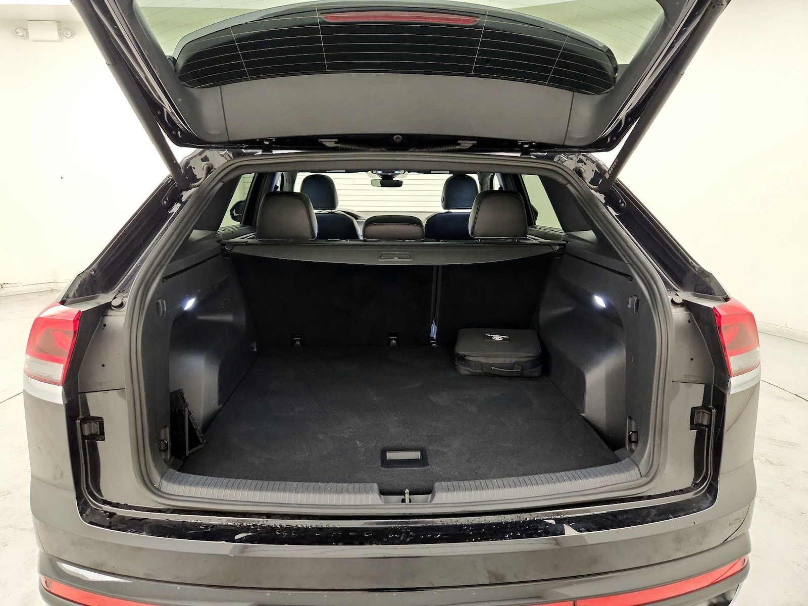 2024 Volkswagen Atlas Cross Sport SE w/Tech - Photo 22