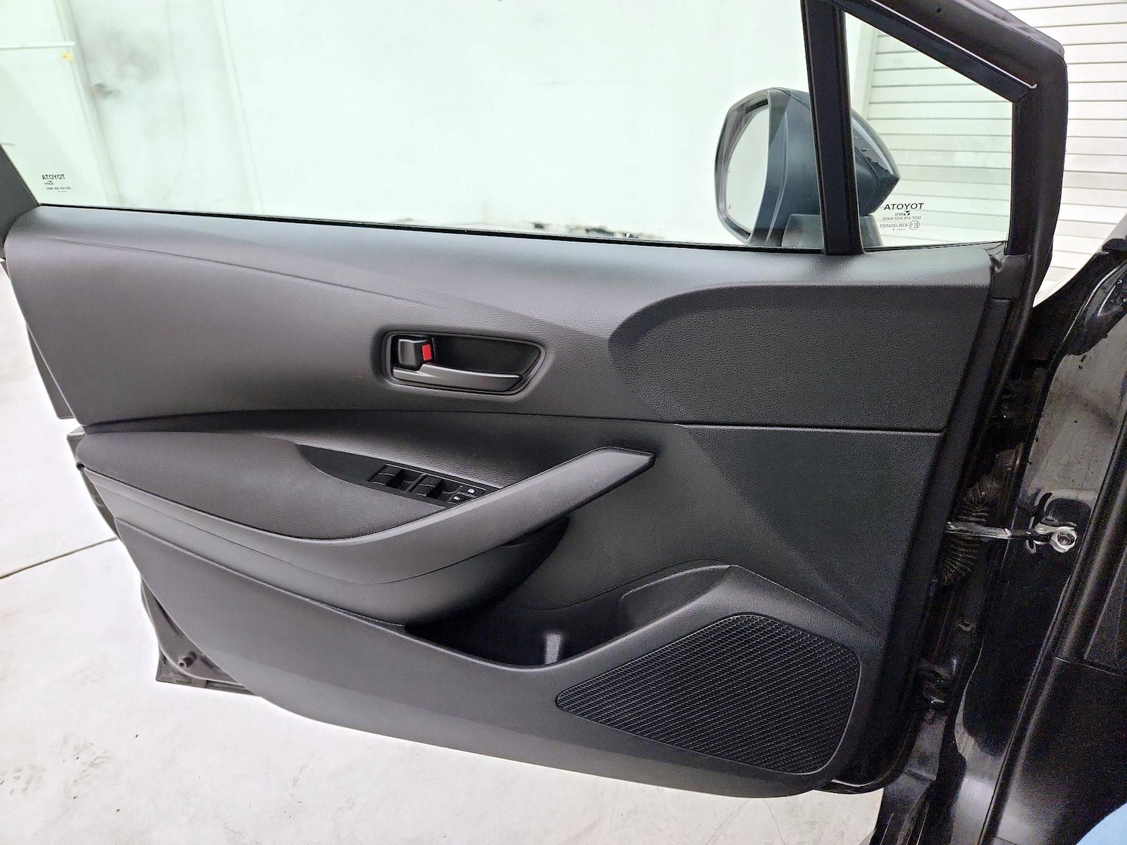 2025 Toyota Corolla LE - Photo 13
