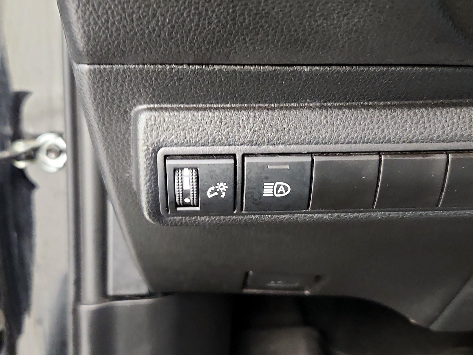 2025 Toyota Corolla LE - Photo 14