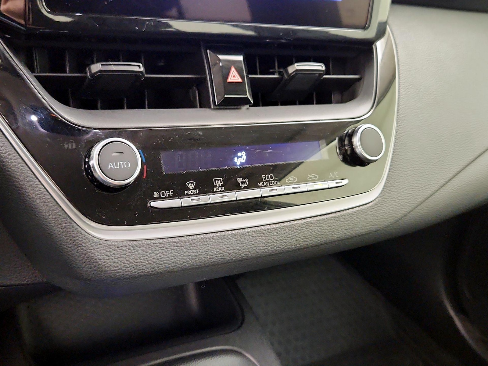 2025 Toyota Corolla LE - Photo 17