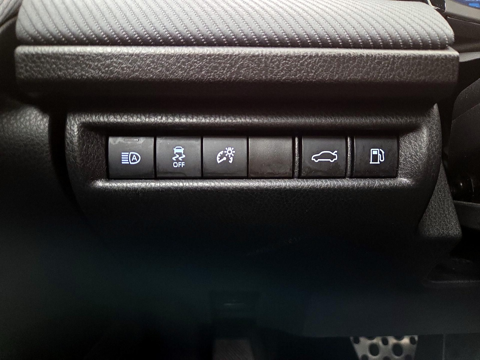 2025 Toyota Camry SE - Photo 14