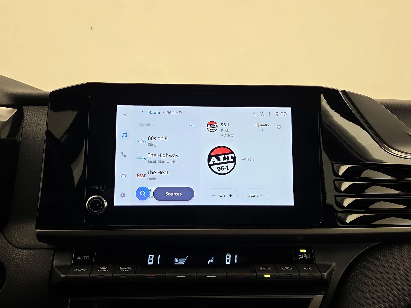 2025 Toyota Camry SE - Photo 17