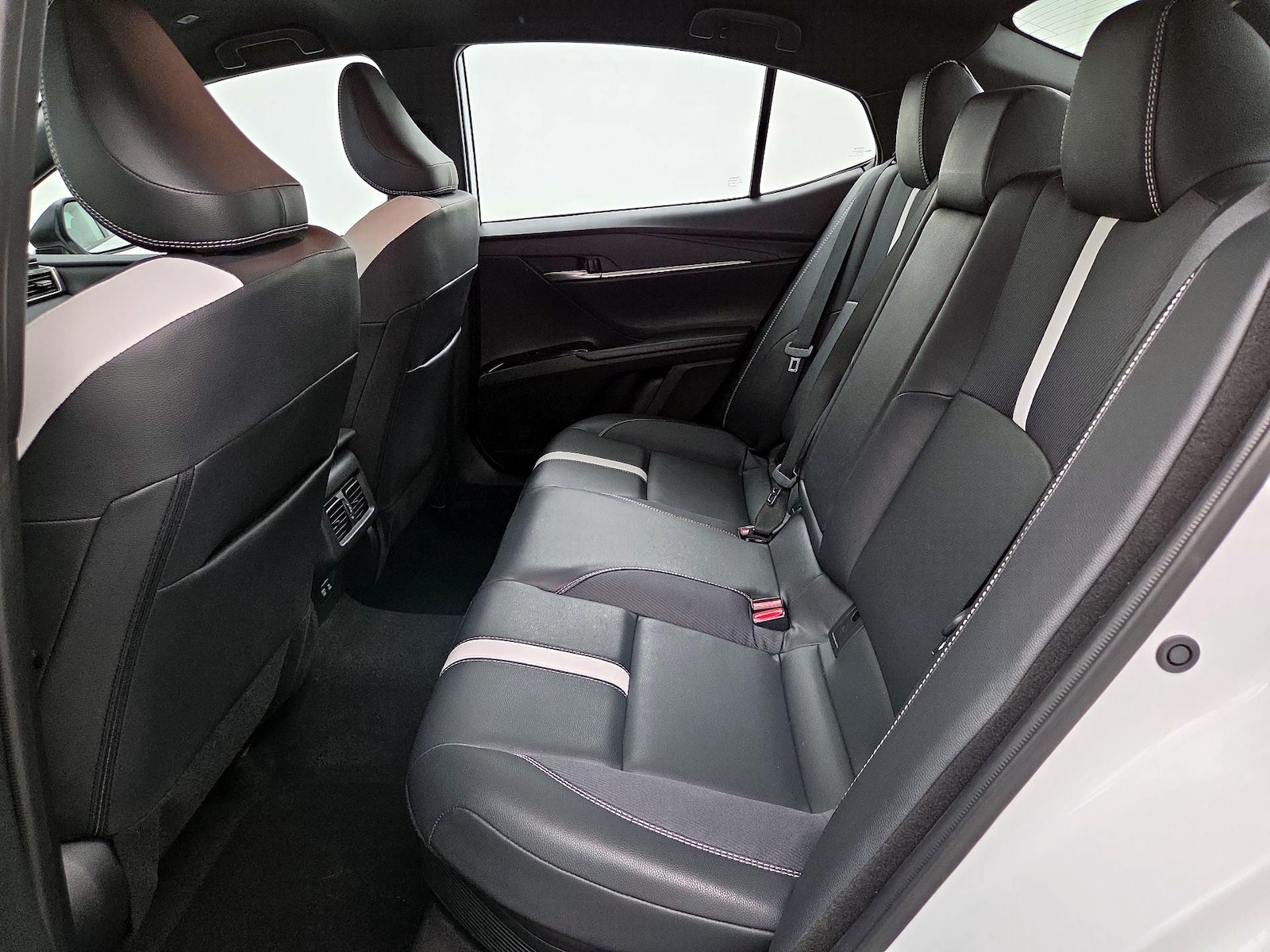 2025 Toyota Camry SE - Photo 21